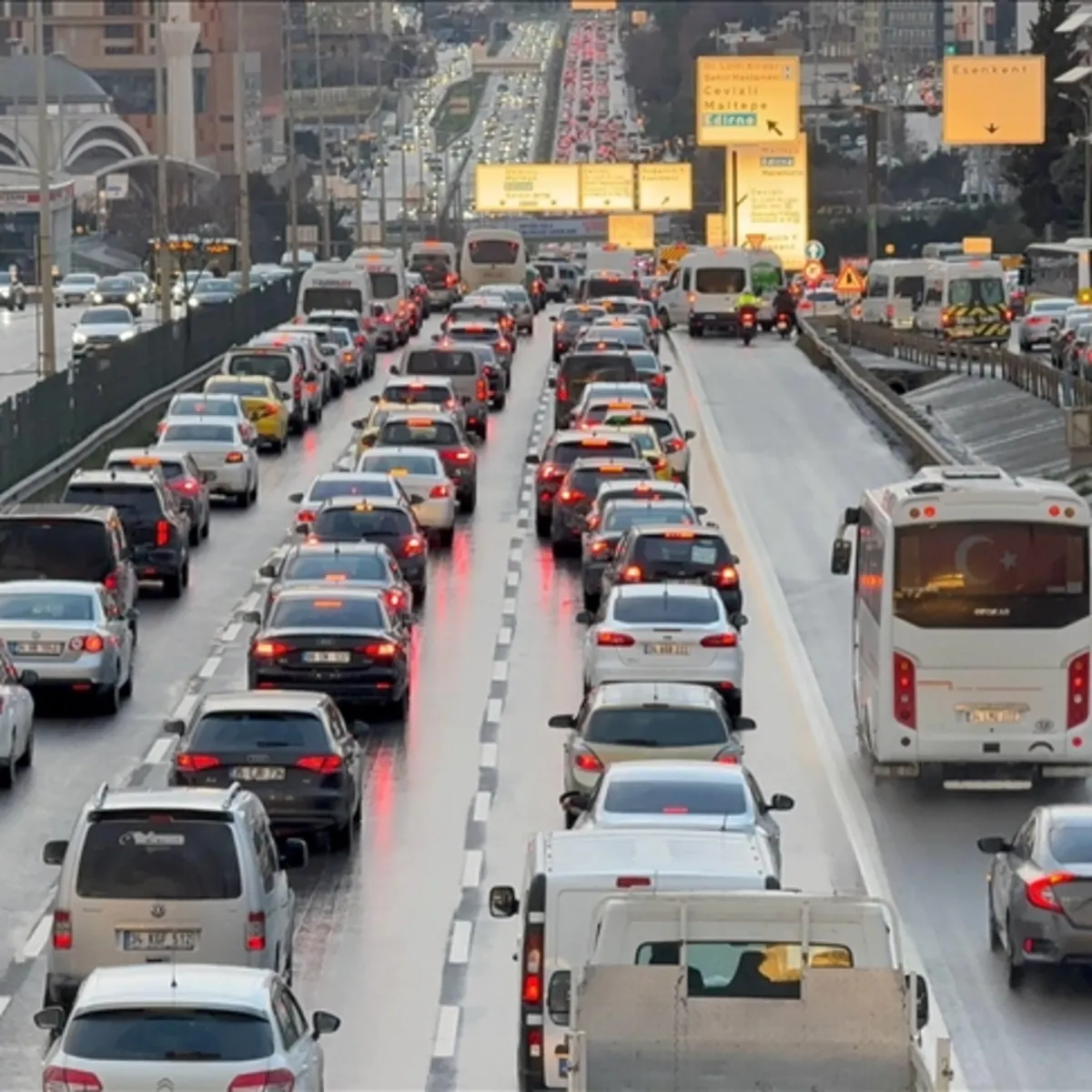 İstanbul'da 4 gün sürecek fuar nedeniyle bazı yollarda trafiğe kapatılacak