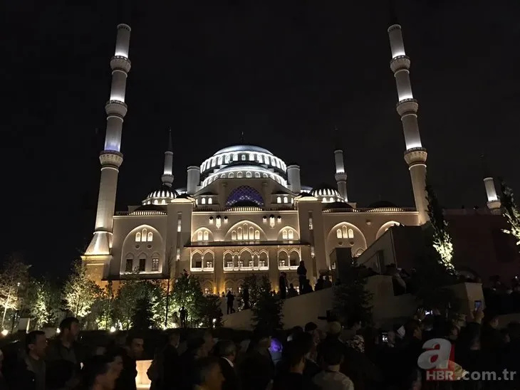 Büyük Çamlıca Camii’nde tarihi kalabalık!