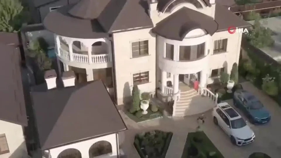 Ekipler hayrete düştü! Trafik polisinin evinden çıkanlar dudak uçuklattı