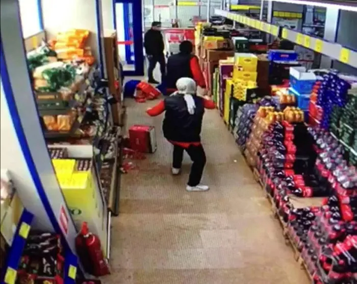 Avcılar’da markete maskesiz giren ‘zorba’ kamerada! Personel tarafından uyarılınca ortalığı birbirine kattı - 1