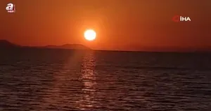 Van’da gün batımı ve ayın doğuşu kamerada