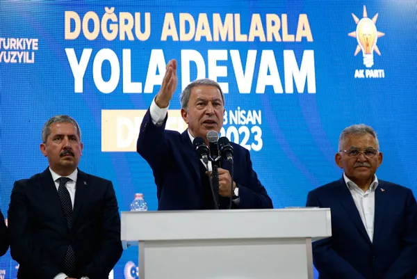 Türkiye'nin güvenliği onlara emanet! Bakan Akar halka tek tek anlattı: Teröristlerin sığınakları başlarına yıkıldı - 2