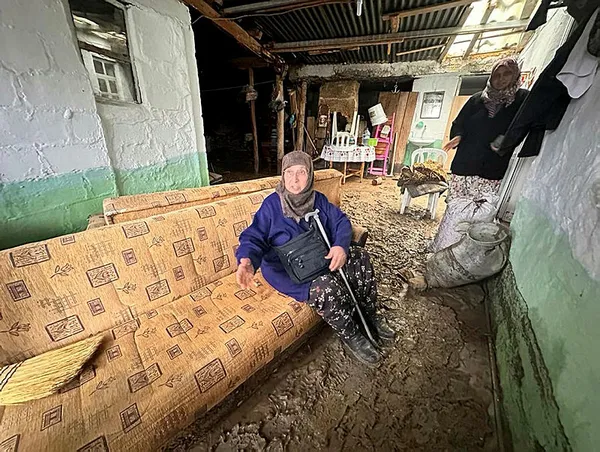 1702722358387.jpg Çanakkale'yi sağanak yağış vurdu! Evleri su bastı hayvanlar taşkına kapıldı... - 4