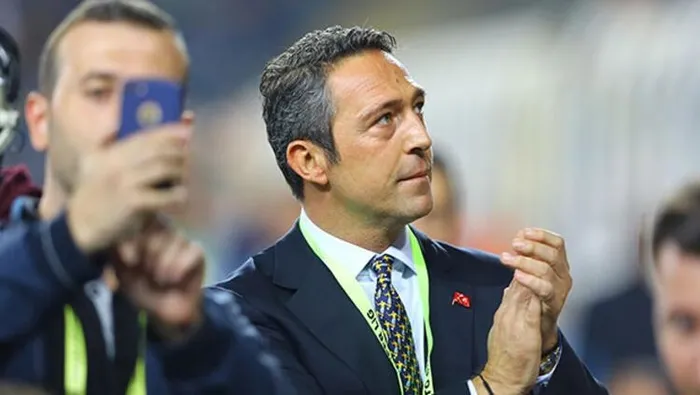 Fenerbahçeli taraftarlar Ali Koç'u istifaya davet etti 'Aziz Yıldırım' sloganları attı