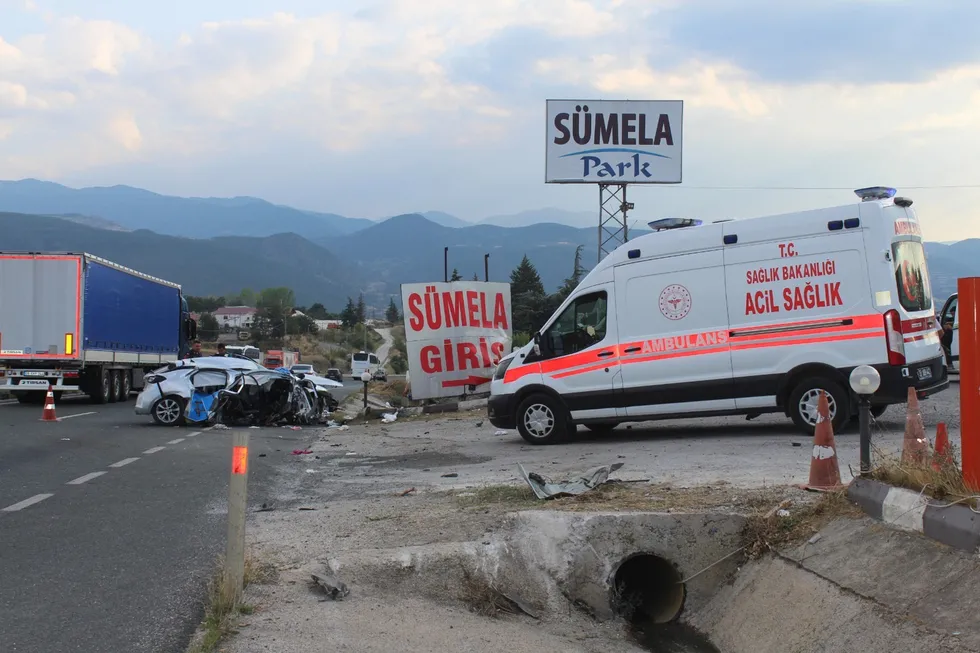 Tosya D100 kara yolunda feci kaza! Su kanalına çarparak metrelerce sürüklenen otomobilde 2 kişi öldü, 4 kişi yaralandı - 1