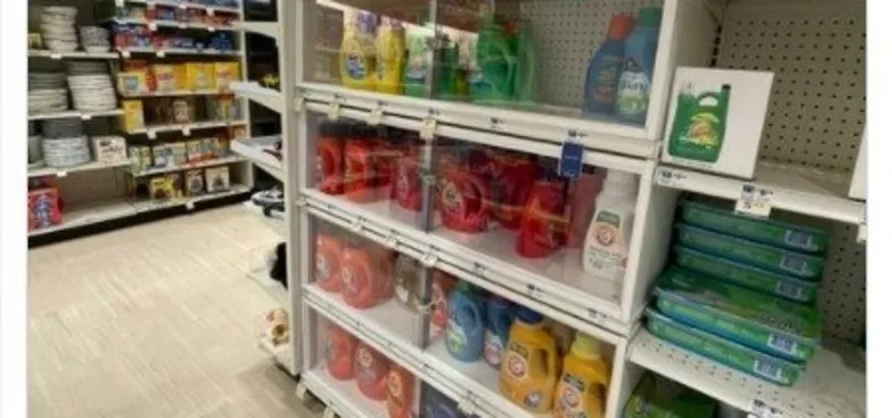 ABD'de enflasyon krizi marketlere yansıdı! Bebek mamaları ve çamaşır deterjanları artık kilitli dolaplarda satılıyor