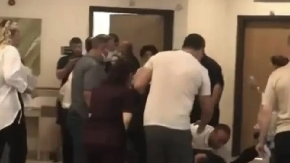 Bursa’da hastaların sıra kavgası kamerada