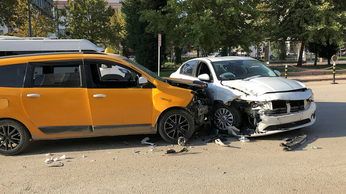 Elazığ'da 2 otomobil çarpıştı