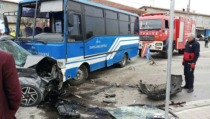 Son dakika: Kocaeli'de feci kaza! Öğrenci midibüsü ile hafif ticari araç çarpıştı: 27 yaralı - 2