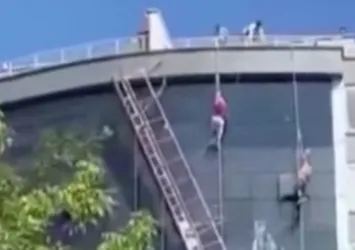 Samsun’da 11 katlı binanın iskeleleri çöktü: işçileri güvenlik halatları kurtardı