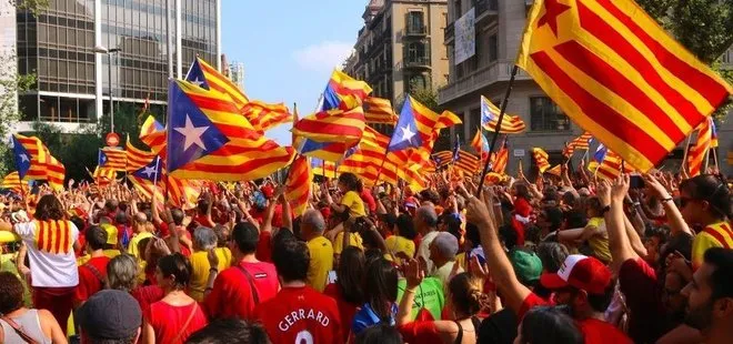 İspanya hükümeti Katalonya’nın özerkliğini askıya aldı