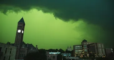 Bölgede yaşayanlar şaşkına döndü! Gökyüzü yeşile büründü