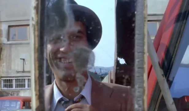 yesilcamin-gozde-filminde-pes-artik-dedirten-hata-kemal-sunalin-yaptigi-40-yil-sonra-ortaya-cikti-1707476526189.jpg Yeşilçam’ın gözde filminde pes artık dedirten hata! Kemal Sunal’ın yaptığı 40 yıl sonra ortaya çıktı - 3