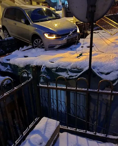 İstanbul’un karla imtihanı | Vatandaşlar buzlu yollarla mücadele etti! Küçük çocuk ölümden döndü - 4