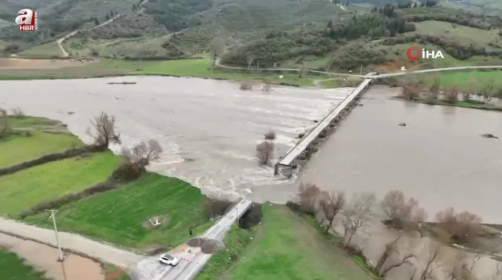 Dursunbey'de dev kaya yola düştü