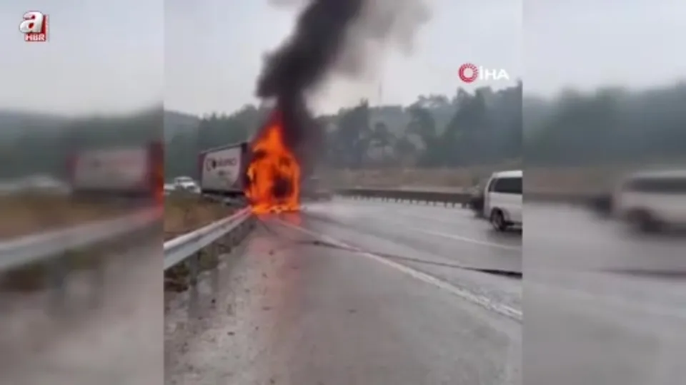 Seyir halindeki tır alev alev yandı