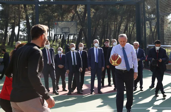 Son dakika: Başkan Erdoğan Ümraniye Millet Bahçesi'nde gençlerle basketbol oynadı - 4