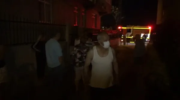istanbulda-gece-yarisi-korkutan-patlama-mahalleli-sokaga-dokuldu-1629170633491.jpg İstanbul'da gece yarısı korkutan patlama! Mahalleli sokağa döküldü - 1