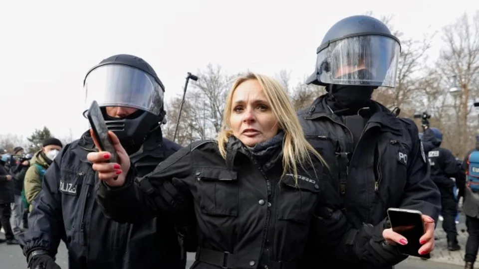 Almanya'da Covid-19 protestosu! Polisin göstericilere müdahalesi sert oldu