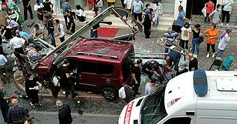 Son dakika: İstanbul Kasımpaşa'da hafif ticari otomobil durağa daldı: Ölü ve yaralılar var - 3