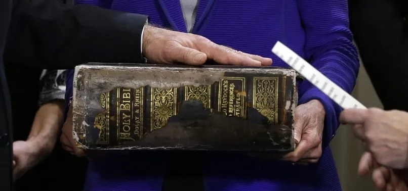 Dünya bu fotoğrafı konuşuyor! İşte ABD Başkanı Joe Biden’ın yemin töreninde el bastığı İncil'in sırrı