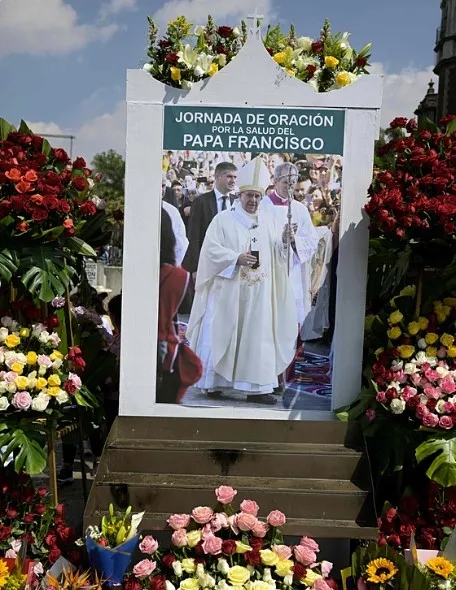 vatikandan-papanin-sagligina-iliskin-flas-aciklama-durumu-kritik-1740384628623.jpg Papa Francis için kurulan geçmiş olsun standı (AFP)