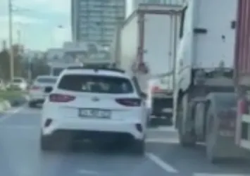 Öfkeli araç sürücüsü hırsını alamayınca TIR'ı yumrukladı