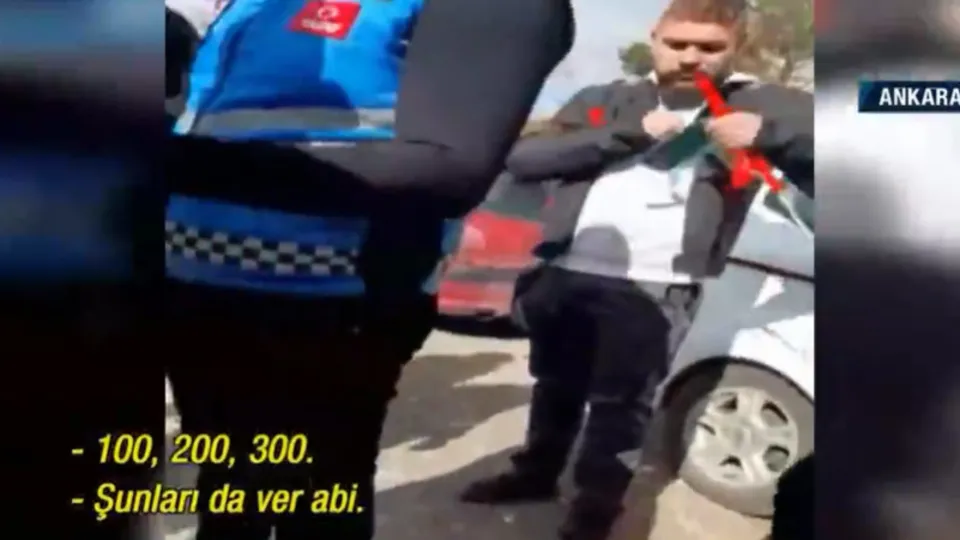İYİ Parti mitinginde para dağıtıldı iddiası! Deste deste para dağıtıldı: Para ile adam mı topluyorlar?