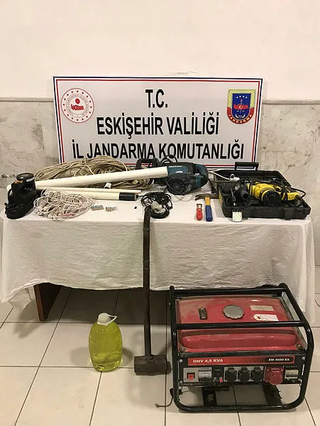 Eskişehir’de kaçak define kazısı yapan 15 kişi 10 dinamit lokumu ile yakalandı