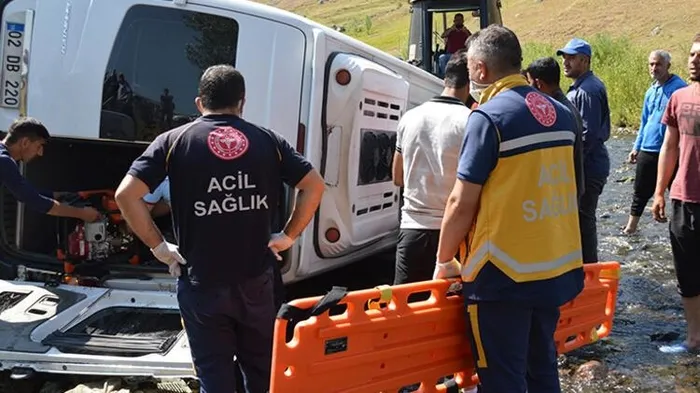 Ağrı'da düğüne gidenlerin minibüsü dereye devrildi: 13 yaralı - 2