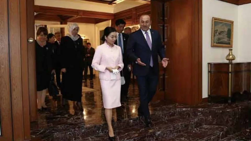 Japonya Prensesi'nin tırnaklarına dikkat! Görüşmede ortaya çıktı