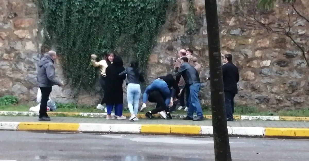 Erkek arkadaşıyla kavga eden kişiye saldırdı! Yerde tekmeleyip... |Video