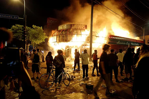 ABD’de George Floyd’un katili olan polis memuru hapishanede bıçaklandı! Derek Chauvin ağır yaralı...