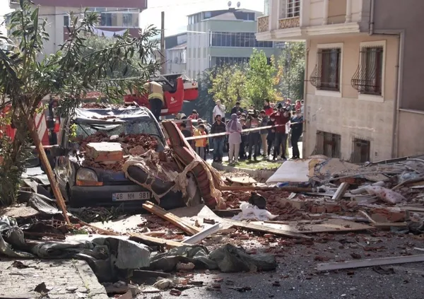sultangazide-feci-olay-intihar-etmek-icin-mahalleyi-savas-alanina-cevirdi-1636120314066.jpg Sultangazi'de feci olay! İntihar etmek için mahalleyi savaş alanına çevirdi - 6
