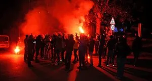 Fenerbahçe taraftarı kanal bastı
