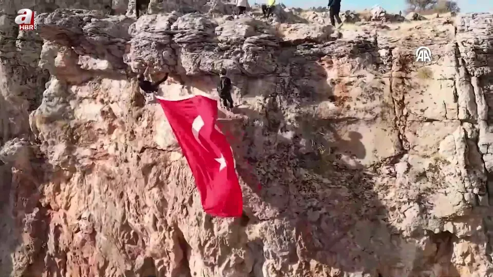 Dağcılar dev Türk bayrağıyla kaya tırmanışı gerçekleştirdi