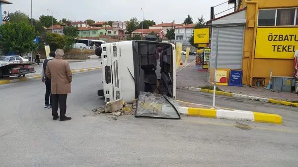 yozgatta-iscileri-tasiyan-otobus-devrildi-yaralilar-var-1666072571641.jpg Yozgat’ta işçileri taşıyan otobüs devrildi! Yaralılar var - 1