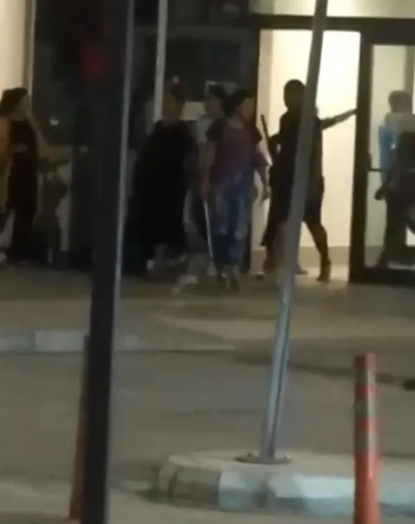 adanada-soke-eden-goruntuler-10-kadin-sopalarla-hastane-basti-1663064098893.jpg Adana’da şoke eden görüntüler! 10 kadın sopalarla hastane bastı - 2
