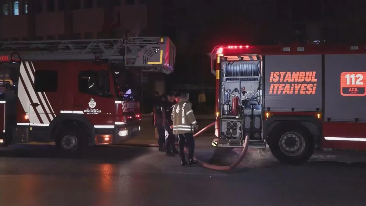 Kağıthane’de seyir halindeki taksi alev alev yandı