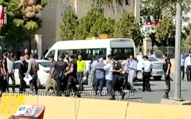 Duruşma sonrası adliye önünde kavga