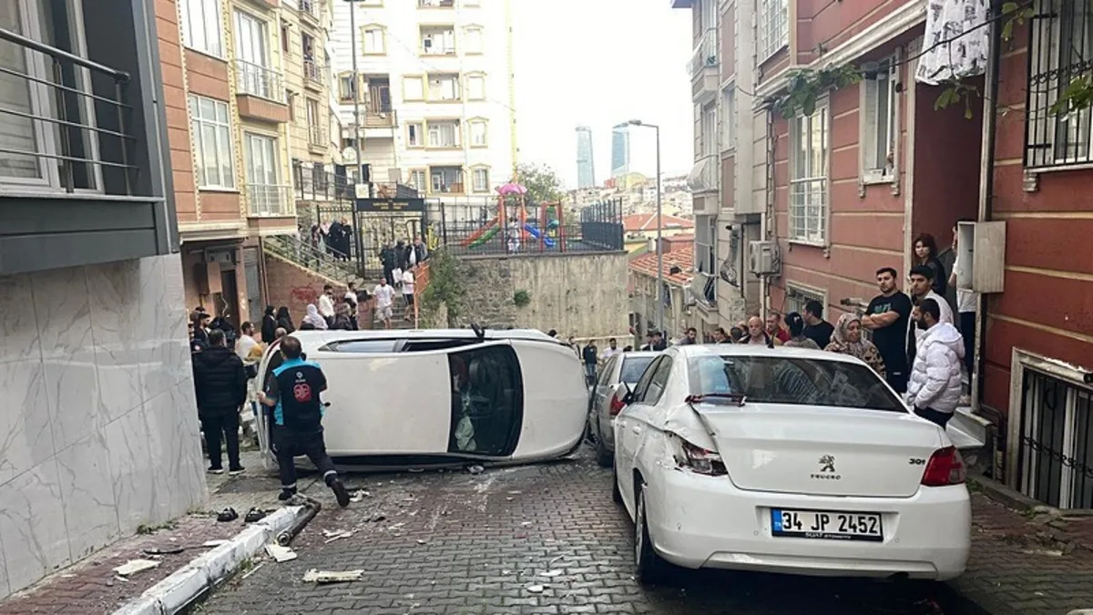 Kağıthane'de ortalığı savaş alanına çeviren kaza! Elektrik direği devrildi doğalgaz boruları koptu