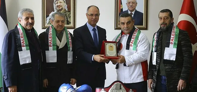 Türk boksör Durmuş Karakuş kemerini Filistin’e armağan etti