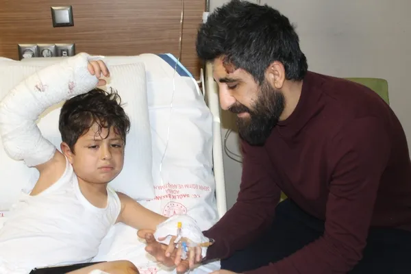 1676095467822.jpg Enkazda ayrılan eller hastanede buluştu! 2 annenin evlatları için verdiği mücadele herkesi ağlattı - 3