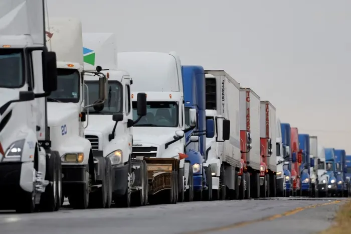 ticaret-savasi-kizisti-trumptan-tarifeleri-ikiye-katlama-karari-1741070915496.jpg Kamyonlar, 26 Kasım 2024'te Meksika'nın Nuevo Laredo kentindeki Dünya Ticaret Köprüsü'ndeki sınır gümrük kontrolü yakınında Amerika Birleşik Devletleri'ne geçmek için sırada bekliyor. (REUTERS)