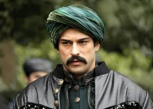 Diriliş Osman dizisinin yıldızı Burak Özçivit fotoğraflarıyla herkesi şaşırttı