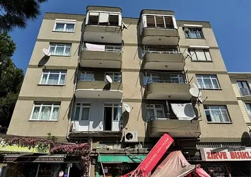 İstanbul'da 5 katlı binanın balkonu çöktü! 1 yaralı