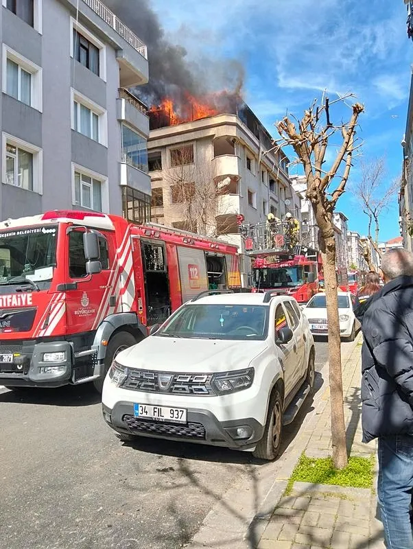 avcilarda-kentsel-donusume-giren-binada-yangin-panigi-1741353536231.jpeg Avcılar'da alevlere teslim olan binadan görüntü (DHA)