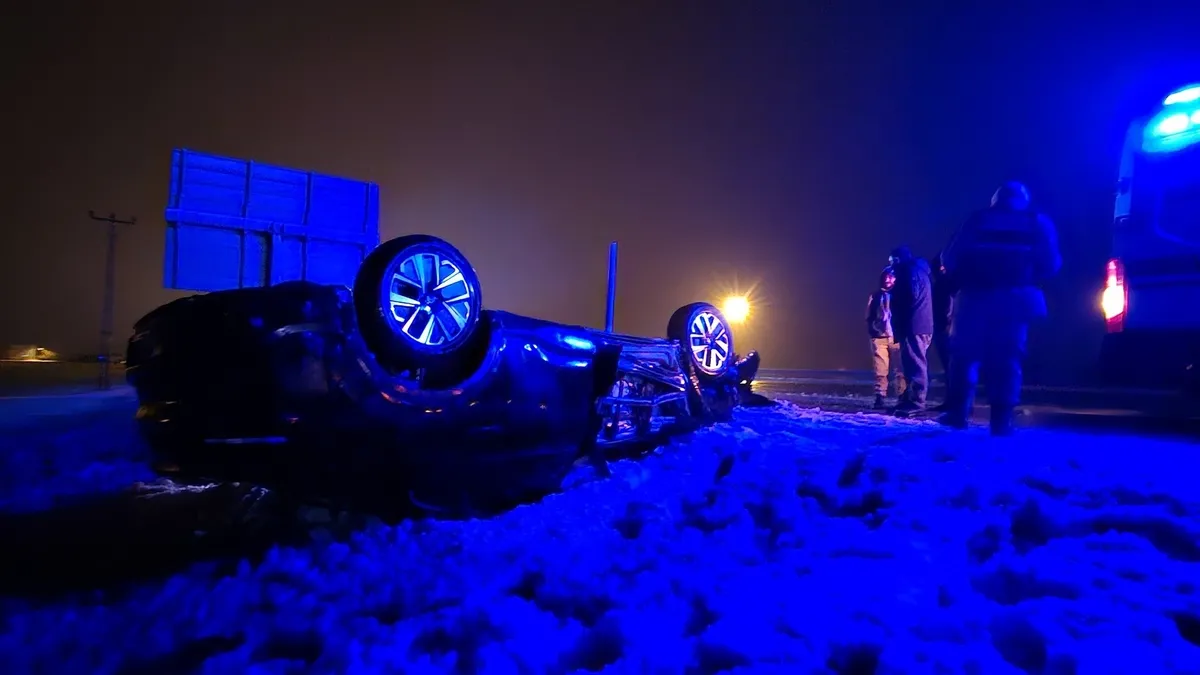 Erzurum'da takla atan araç şarampole yuvarlandı: 2 yaralı