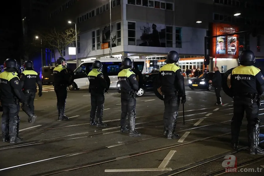 Hollanda'da Türk vatandaşlarına polis köpekleriyle müdahale 16