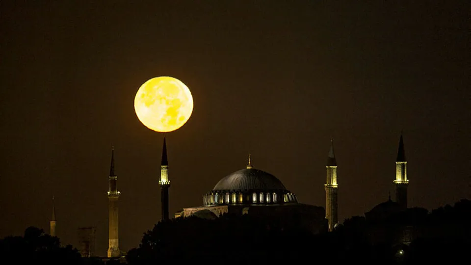 Dolunay manzarası görenleri mest etti! İşte o görüntüler
